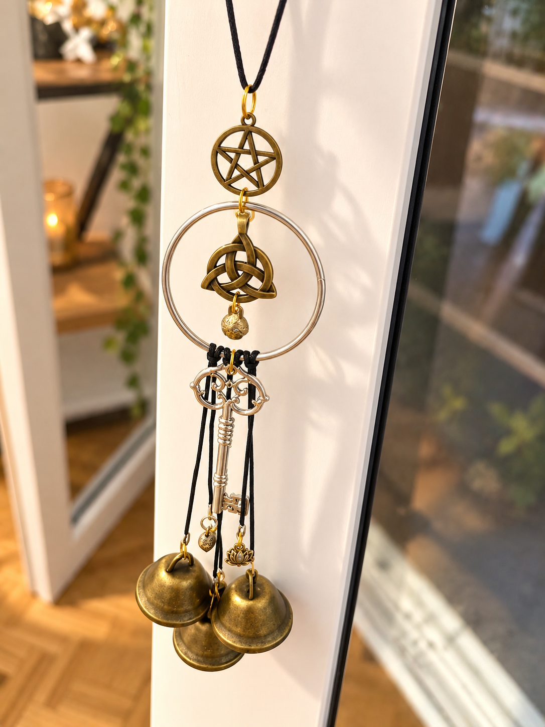 Suspension de protection – Pentacle, Triquetra & Clochettes